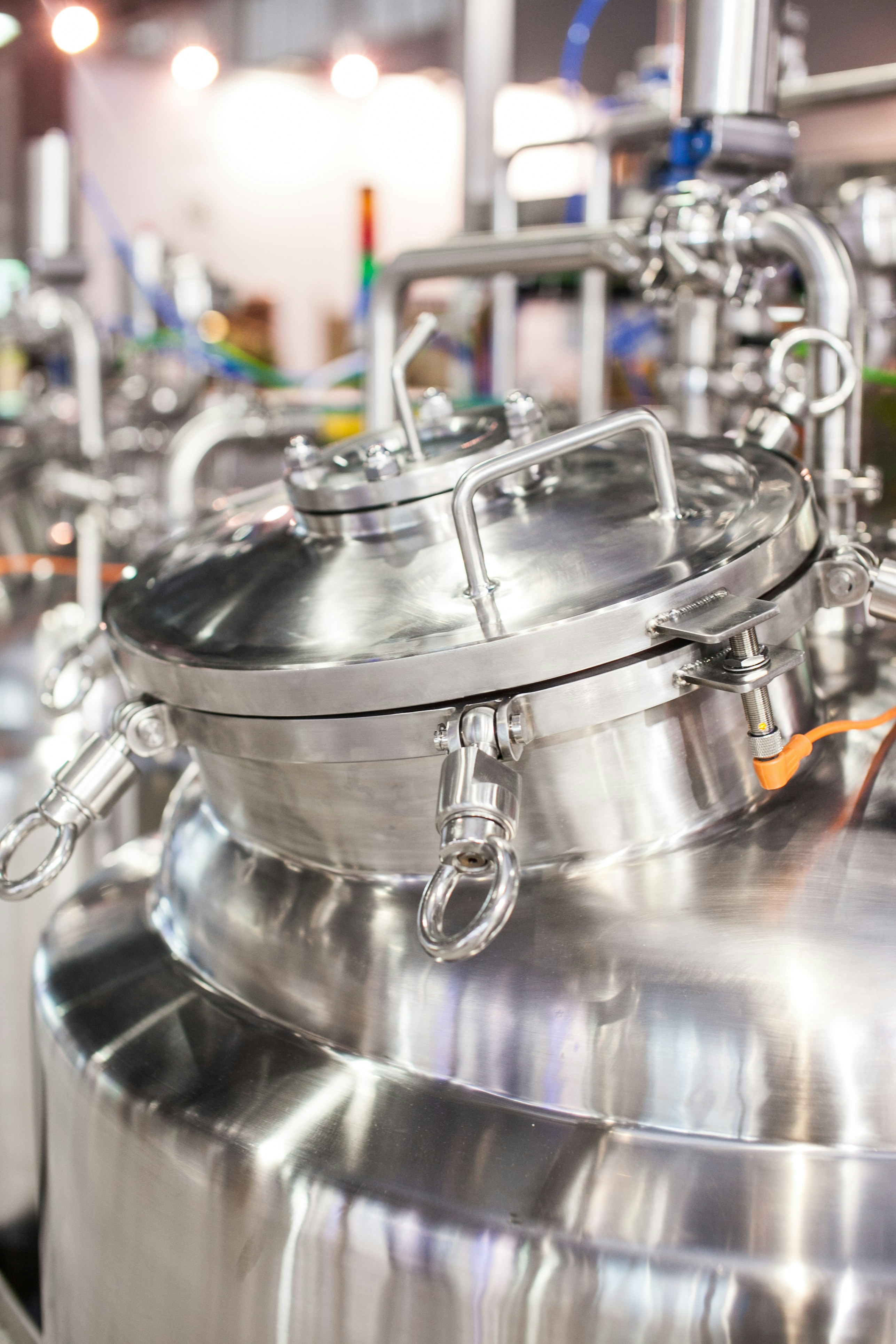 Stainless steel mixing tank with agitator